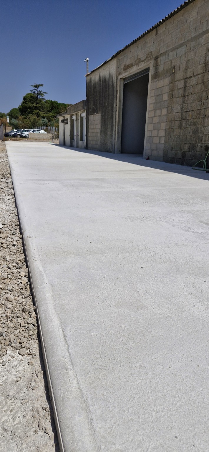 Dallage béton terminé au Crès
