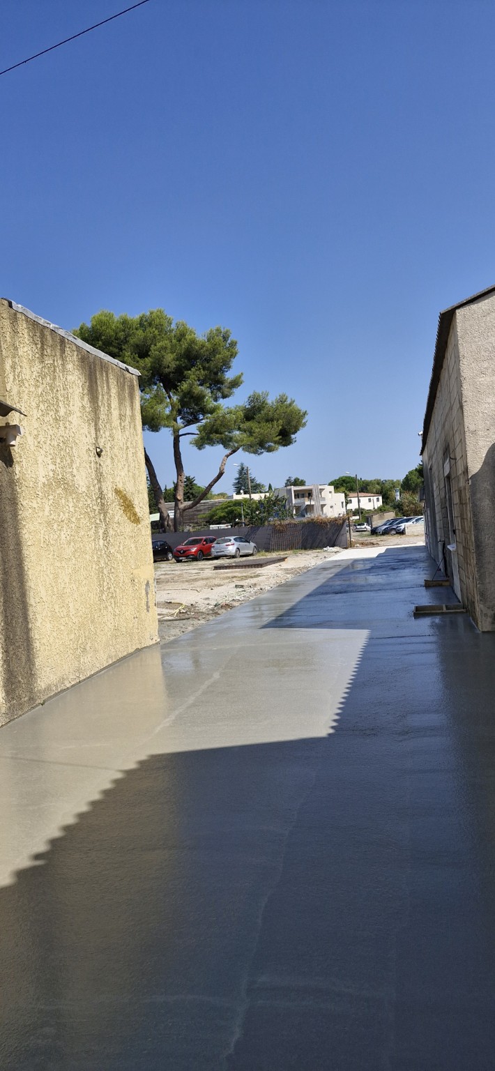 Vue générale reculée après le coulage du dallage béton