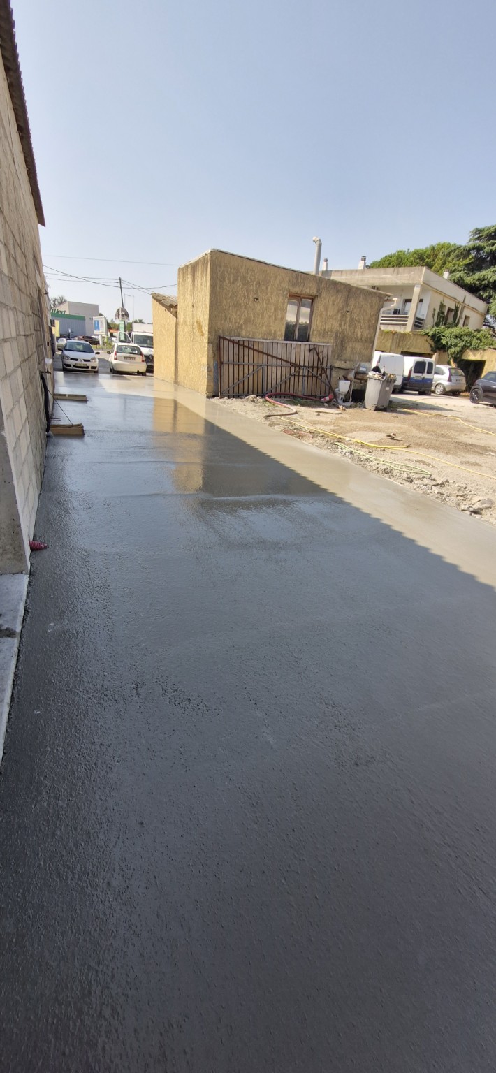 Béton fraîchement coulé le long du bâtiment