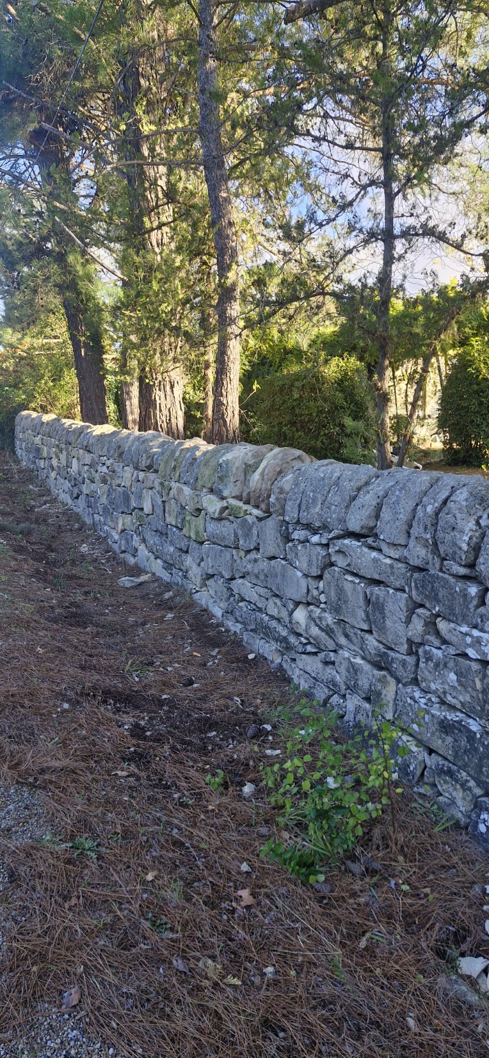 Alignement du mur restauré