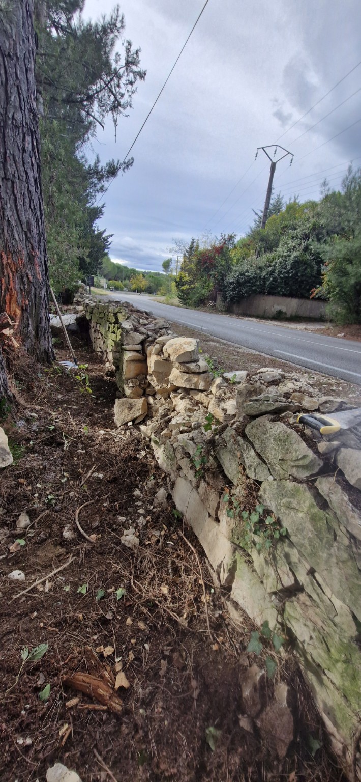 Mur après le choc du véhicule