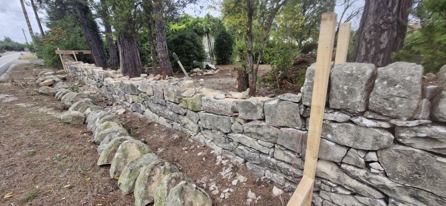 Mur en pierre sèche en cours de remontage