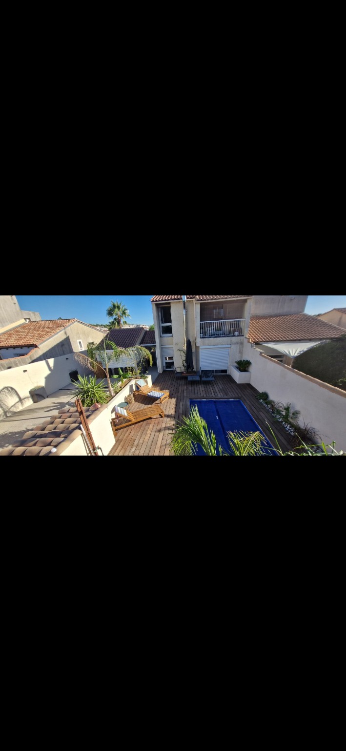 Piscine et terrasse terminées vues en hauteur