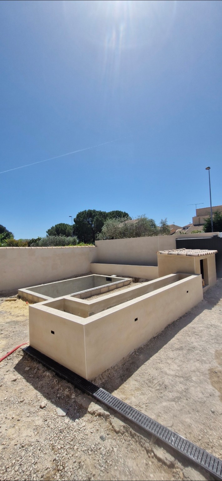Piscine et murs après réalisation des enduits