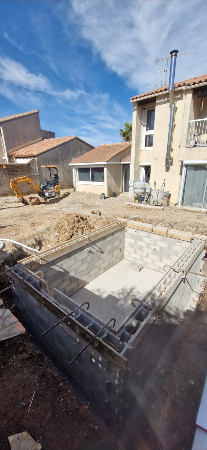 Construction de la piscine en blocs à bancher