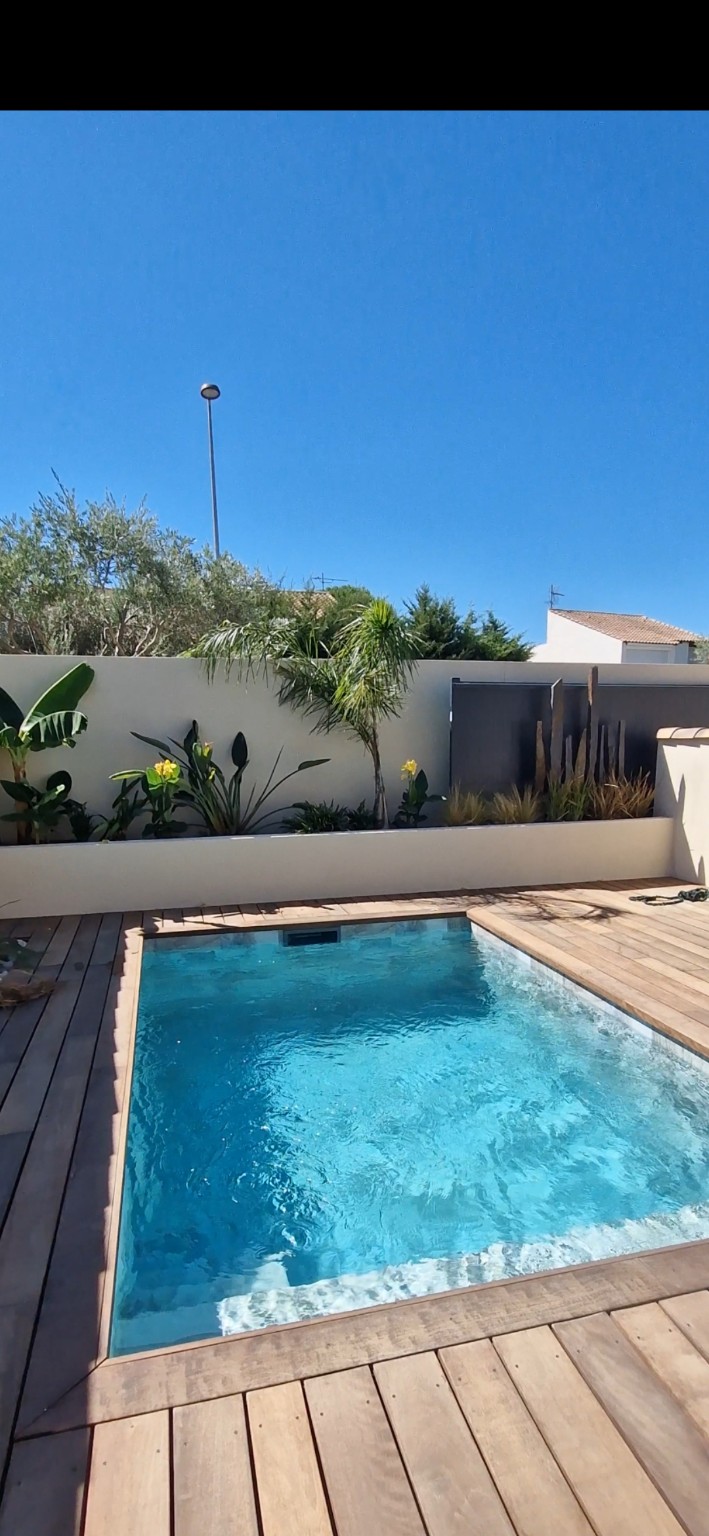 Piscine terminée avec terrasse bois